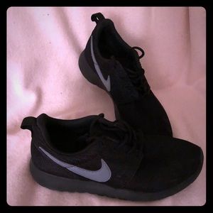 Like new condition Nike Roshe runs 🖤 👟